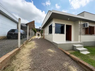 Fachada de uma casa moderna em Lajeado, Brasil, com entrada de cascalho.