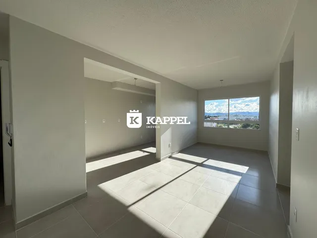Ambiente interno com piso de cerâmica e janela para a paisagem externa.