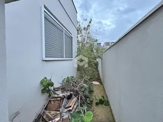 Vista da fachada de uma casa em Lajeado, Brasil, com vegetação ao lado da parede.