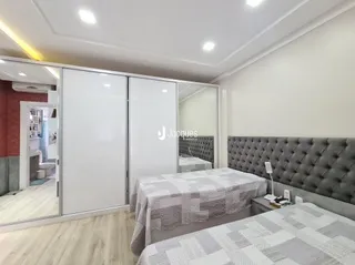 Quarto com cama de casal e paredes brancas em um imóvel.