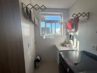 Foto de um ambiente interno com revestimento cerâmico e prateleiras de metal.