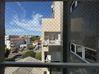 Fachada de um prédio residencial em Lajeado, Brasil, vista através de uma cerca.