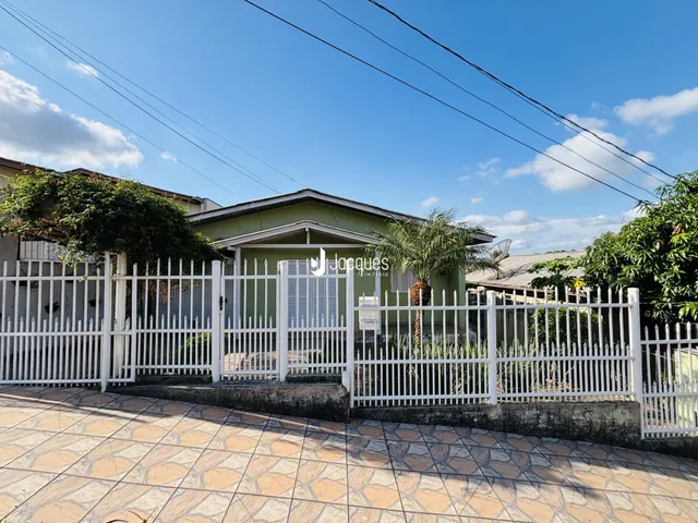 Fachada de uma casa com cerca branca em Lajeado, Brasil.