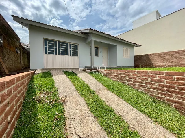 Fachada de uma casa residencial em Lajeado, Brasil, com garagem e jardim frontal.