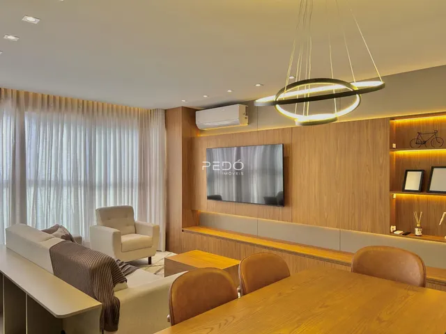 Sala de estar com decoração moderna e painéis de madeira.