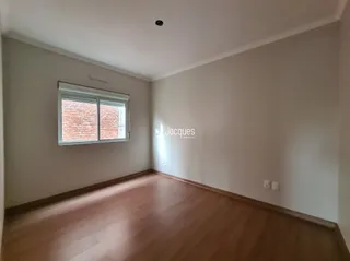 Ambiente interno com piso de madeira e janela em uma residência.
