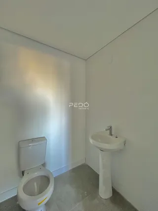 A foto mostra um banheiro com vaso sanitário e pia.