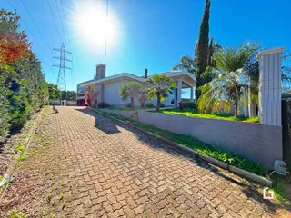 A fachada de uma casa em Lajeado, Brasil, com entrada pavimentada.