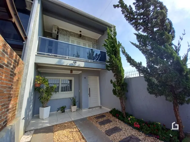 Fachada de uma residência em Lajeado, Brasil com varanda e jardim.