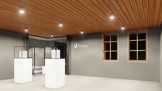 Interior de uma sala com teto de madeira e grandes janelas.