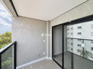 Fachada de um imóvel em Lajeado, Brasil, mostrando a parede externa e a porta de vidro.