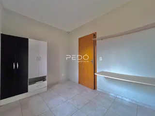 Ambiente interno de um cômodo com armários e piso de cerâmica.