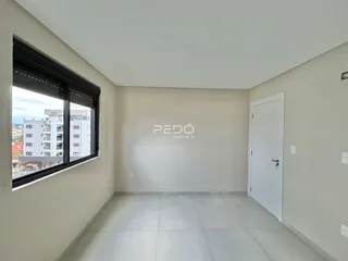 Vista interna de um ambiente com janela e porta.