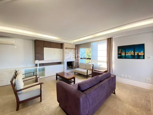 Sala de estar com sofá e lareira moderna em um imóvel no Brasil.