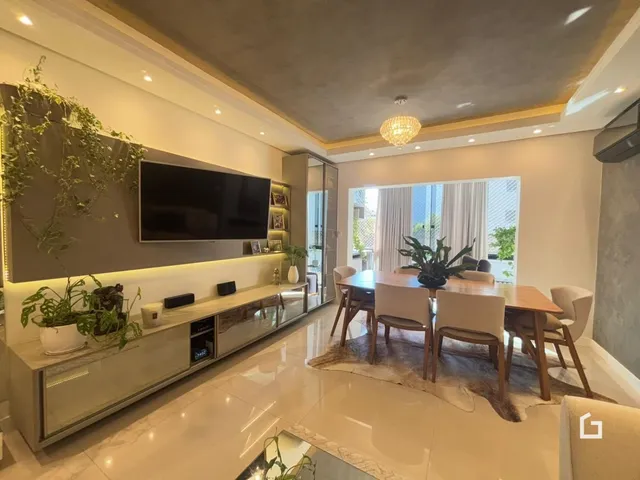 Sala de estar e jantar moderna com decoração clara e vista para o exterior.