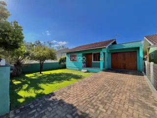 A fachada de uma casa em Lajeado, Brasil, com jardim e entrada pavimentada.