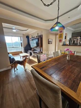 Ambiente interno com piso de madeira e móveis no interior da residência.