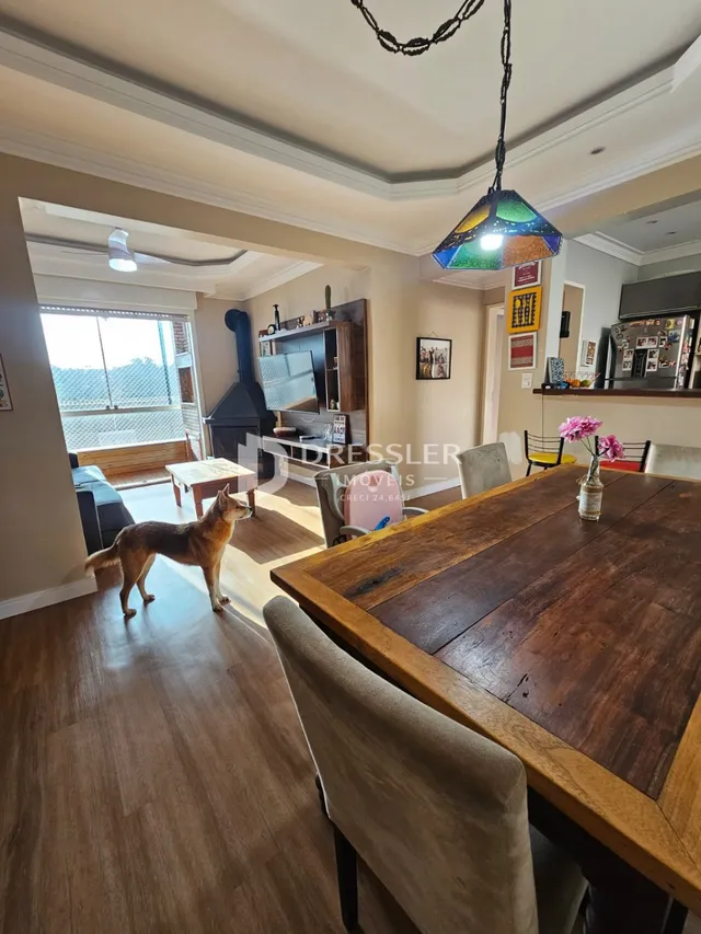 Ambiente interno com piso de madeira e móveis no interior da residência.
