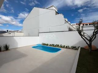 Fachada de imóvel com piscina e área externa no Brasil.