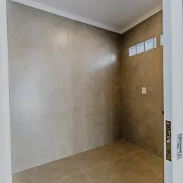 Parede interna de um ambiente residencial.