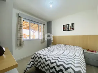 Quarto com cama e janela em um imóvel no Brasil.