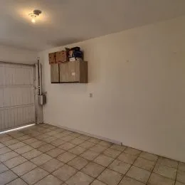 Foto de um ambiente interno com armários de madeira e piso de cerâmica.
