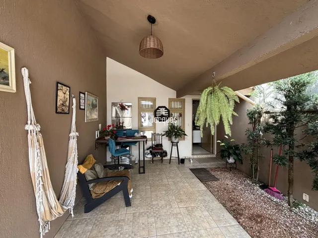 Ambiente interno com piso de cerâmica e área externa visível.