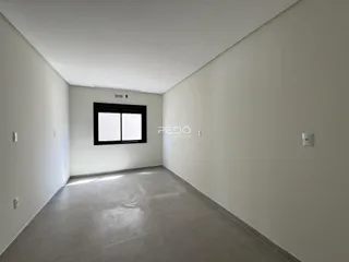 Vista interna de um corredor com uma janela.