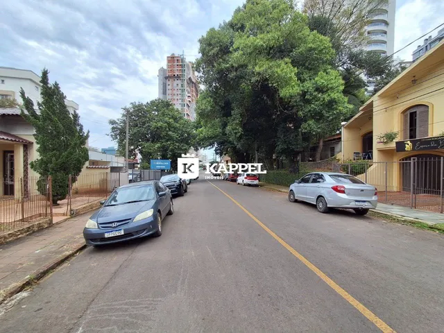 Vista de uma rua residencial em Lajeado, Brasil, com veículos estacionados.