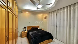 Quarto com armário de madeira e cama em um ambiente claro.