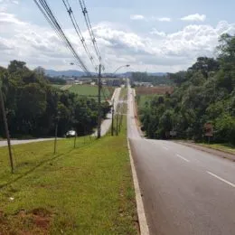 Vista da estrada com vegetação ao longo de uma via em Lajeado, Brasil.
