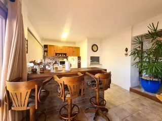 Ambiente interno com móveis de madeira e paredes claras.