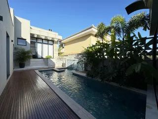 Vista da fachada de uma residência com piscina e deck em Lajeado, Brasil.