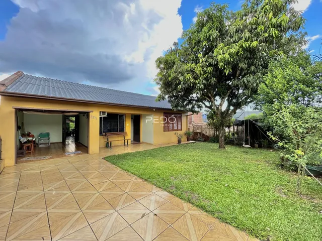 Fachada de casa em Lajeado com jardim e área externa.