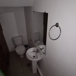 Foto de um banheiro interno com pia e espelho.
