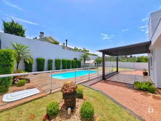 Vista externa de uma propriedade com piscina e jardim em Lajeado.