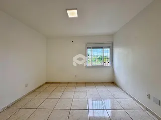 Foto de um cômodo interno com piso de cerâmica claro e paredes brancas.