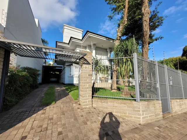 Fachada de uma residência em Lajeado, Brasil, com muro e cerca.