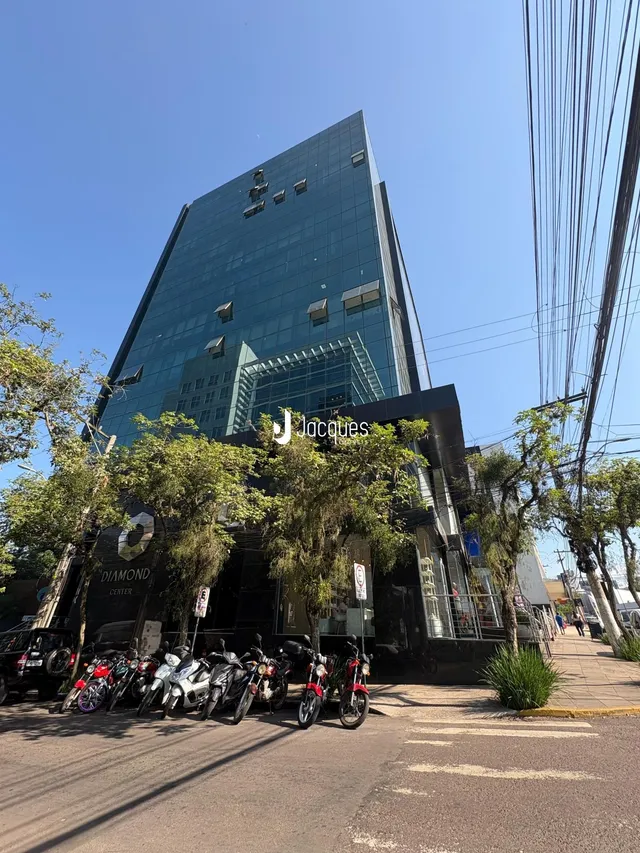 Fachada moderna de um edifício comercial em Lajeado, Brasil.