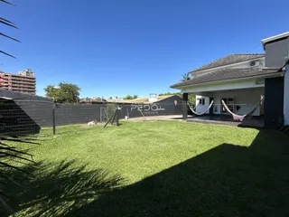 Vista externa de uma residência com jardim e cerca em Lajeado, Brasil.