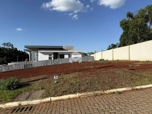 Vista externa de uma residência moderna em Lajeado, Brasil, com área de terreno em terra.