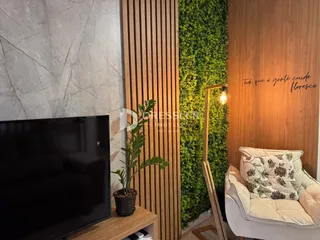 Sala de estar com parede verde e móveis de madeira