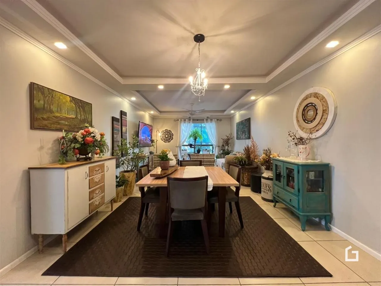 Uma sala de jantar com móveis de madeira e decoração.