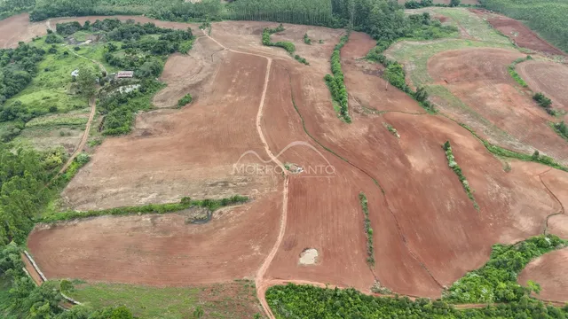 Vista aérea de um terreno rural com áreas de plantio na região de Lajeado.