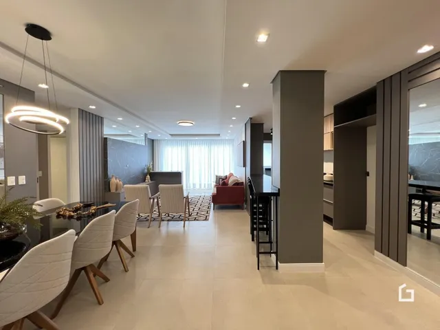 Ambiente moderno de sala de estar e jantar em um imóvel no Brasil.