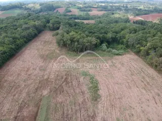Vista aérea de uma área de terra com vegetação densa em Lajeado.