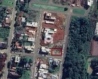 Vista aérea de uma área residencial em Lajeado, Brasil, mostrando casas e vegetação.