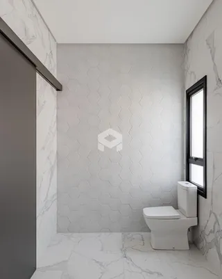 Foto de um banheiro com revestimento de azulejos hexagonais e piso de mármore.