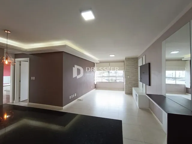 Ambiente interno de uma sala de estar com piso de cerâmica clara.