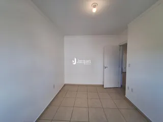 Hall de entrada com piso de cerâmica claro.